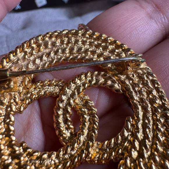 Chanel Vuntage Brooch *PRICE is FIRM* - Picture 4 of 15